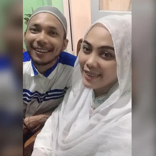 7 Potret Kebersamaan Norman Kamaru dan Istri Tampil dalam Busana Muslim