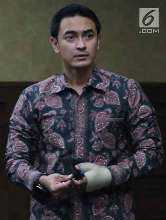 Gubernur nonaktif Jambi, Zumi Zola saat menjalani sidang lanjutan kasus dugaan menerima gratifikasi dan suap di Pengadilan Tipikor Jakarta, Kamis (6/9). Sidang menghadirkan 10 orang saksi dari unsur PNS dan swasta. (Liputan6.com/Helmi Fithriansyah)