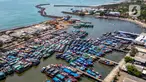 Foto udara suasana kapal penangkap ikan bersandar di Pelabuhan Perikanan Samudera Cilacap, Jawa Tengah, baru-baru ini. Kementerian Kelautan dan Perikanan (KKP) sebelumnya telah menerbitkan Peraturan Menteri Kelautan dan Perikanan Nomor 28 Tahun 2023 sebagai turunan Peraturan Pemerintah Nomor 11 Tahun 2023 tentang Penangkapan Ikan Terukur (PIT). (Liputan6.com/Angga Yuniar)
