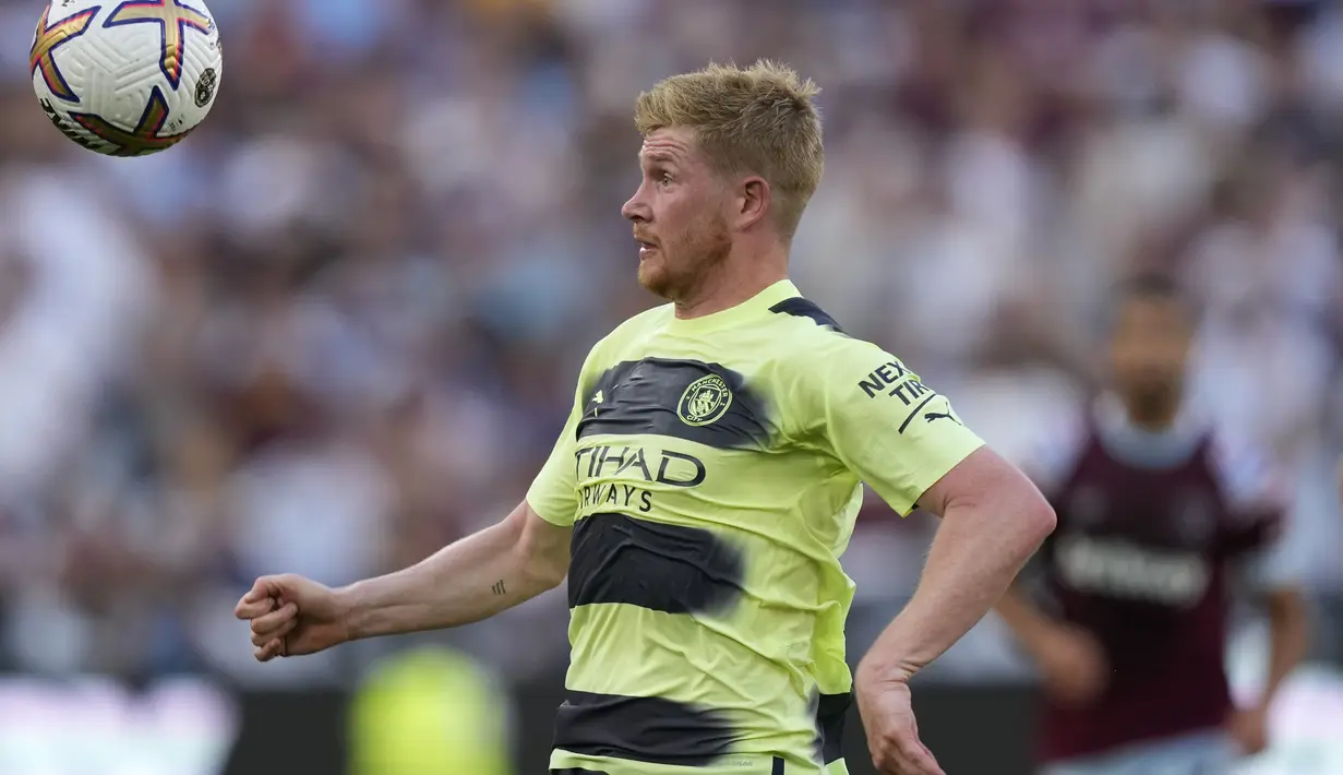 Gelandang Manchester City, Kevin De Bruyne berusaha mengontrol bola saat bertanding melawan West Ham pada pertandingan pembuka Liga Inggris 2022/2023 di Stadion London di London, Inggris, Senin (8/8/2022). City menang atas West Ham 2-0.  (AP Photo/Frank Augstein)
