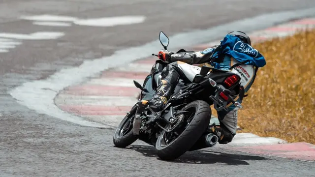 Yamaha R15