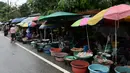 Sejumlah wanita muslim menjual ikan di pinggir jalan di Narathiwat, Thailand (19/12). Daerah ini sejak 4 Januari 2004 telah menjadi tempat terjadinya konflik antara pemerintah Thailand dan para separatis Muslim. (AFP Photo/Lillian Suwanrumpha)