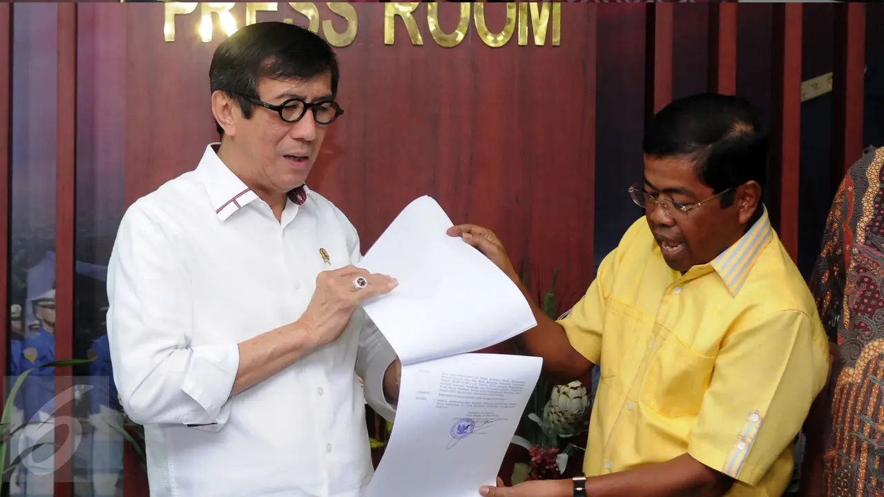 20160426-Menkumham Serahkan SK Kepengurusan Partai Golkar-Jakarta