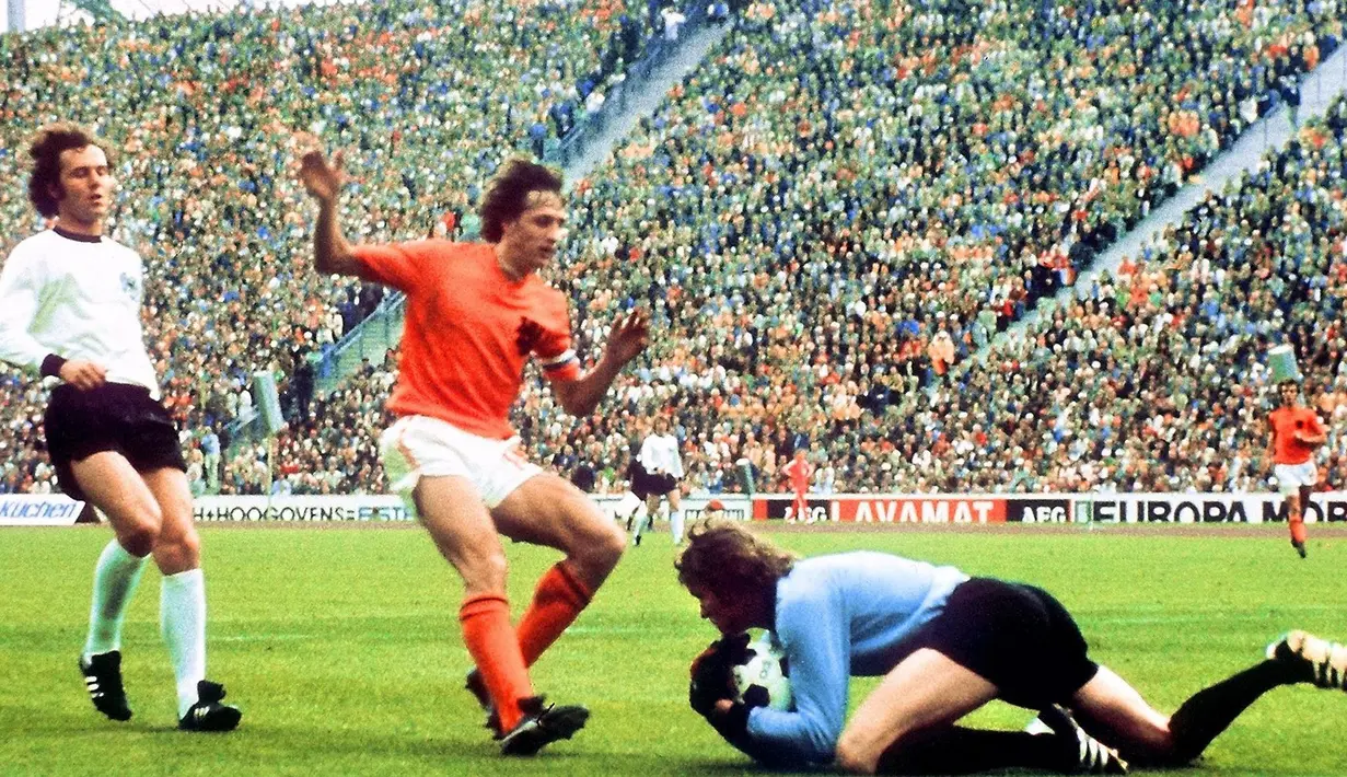 Kiper Jerman, Sepp Maier menangkap bola dari kejaran pemain Belanda Johan Cruyff dalam laga final Piala Dunia di Munich, Jerman, 7 Juli 1974. (AFP)
