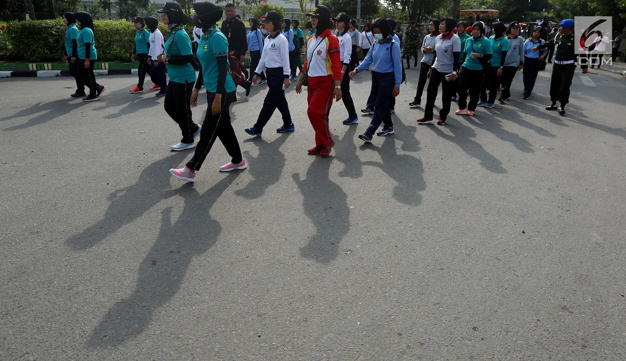 Pasukan perempuan mengikuti geladi resik kirab ngunduh mantu Kahiyang-Bobby di Medan, Rabu (22/11). Rute kirab dimulai dari Jalan Ring Road menuju lokasi resepsi di Perumahan Bukit Hijau Regency. (Liputan6.com/Johan Tallo)