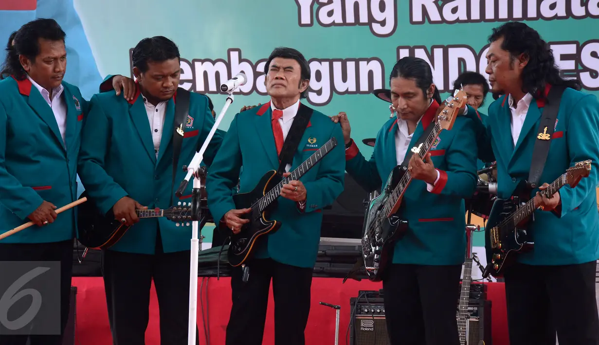 Ketum Partai Idaman Rhoma Irama bersama personil Soneta menyanyikan sejumlah lagu ciptaannya saat deklarasi nasional partai di Tugu Proklamasi Jakarta, Rabu (14/10). Deklarasi tersebut dihadiri sejumlah tokoh partai politik. (Liputan6.com/Yoppy Renato)