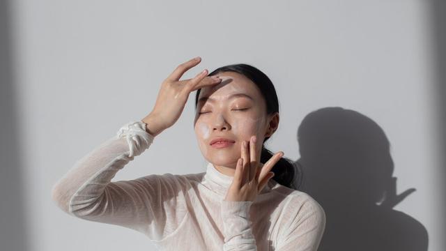 perempuan memakai skincare