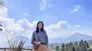 Paduan kemeja dan celana berpotongan boot cut menjadi gaya yang bisa diaplikasikan untuk tampil keren setiap kesempatan. [Foto: Instagram/ Luna Maya]