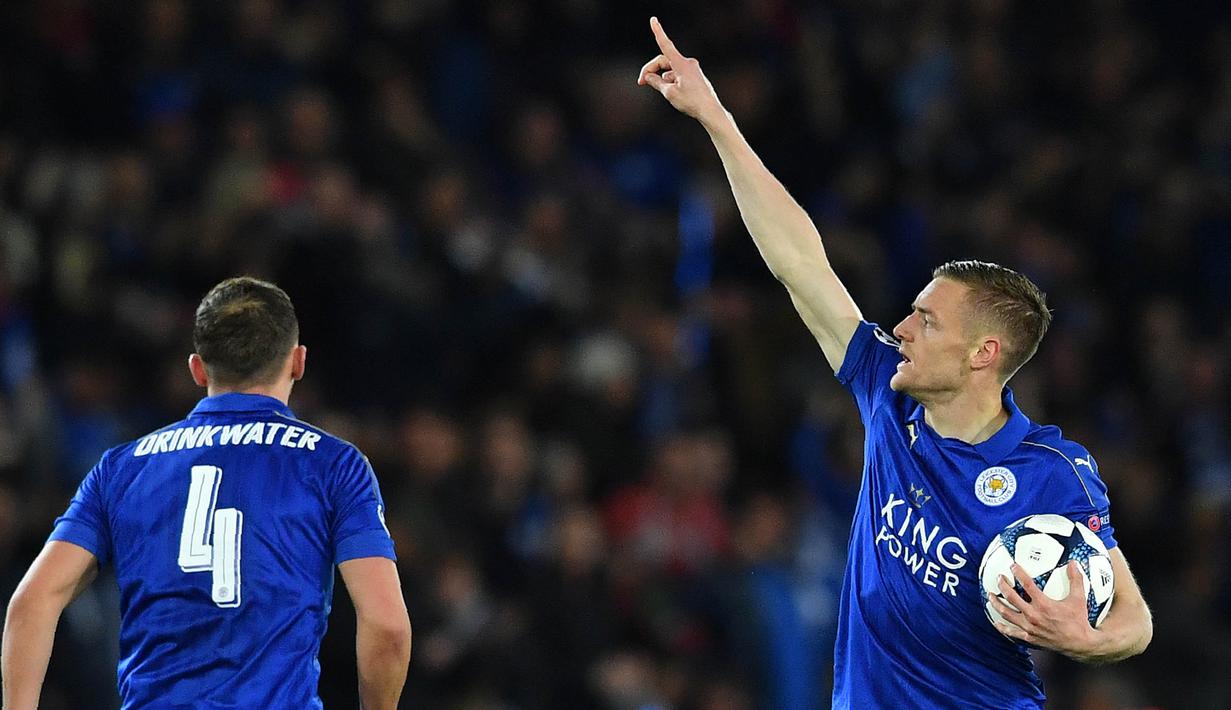 Stiker Leicester, Jamie Vardy, merayakan gol ke gawang Atletico Madrid pada laga leg kedua Liga Champions di Stadion King Power, Inggris, Selasa (18/4/2017). Meski imbang 1-1, Atletico lolos ke semifinal dengan agregat 2-1. (AFP/Ben Stansall)