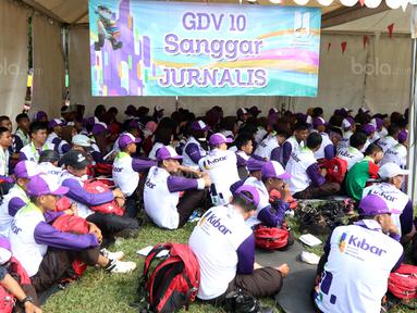 Suasana pada sanggar Jurnalistik yang penuh dengan peserta Raimuna Nasional XI di Bumi Perkemahan Cibubur, Selasa (15/8/2017). Kegiatan ini sebagai bentuk dari pembelajaran jurnalistik olahraga. (Bola.com/Nicklas Hanoatubun)