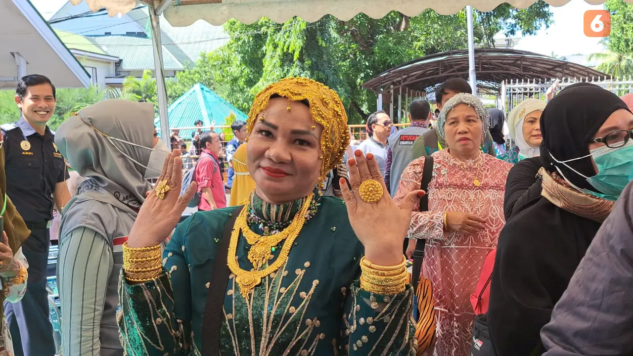 Gaya glamor Suarnati Daeng Kanang, jemaah haji Makassar yang baru pulang dari Mekkah (Liputan6.com/Fauzan)