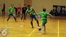 Pendukung Persebaya bermain bola menghabiskan malam di GOR Padjajaran, Bandung, Sabtu (7/1). Ribuan suporter Persebaya berkumpul di GOR Padjajaran menunggu keputusan kongres PSSI terkait nasib klub kesayangan mereka. (Liputan6.com/Helmi Fithriansyah)