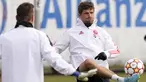 Penyerang Bayern Munchen Thomas Muller menendang bola saat sesi latihan sebelum leg kedua babak 16 besar Liga Champions di Munich, Senin (7/3/2022). Bayern Munchen akan menjalani laga leg kedua melawan RB Salzburg di Allianz Arena pada Rabu (9/3) dini hari WIB. (AP Photo/Matthias Schrader)