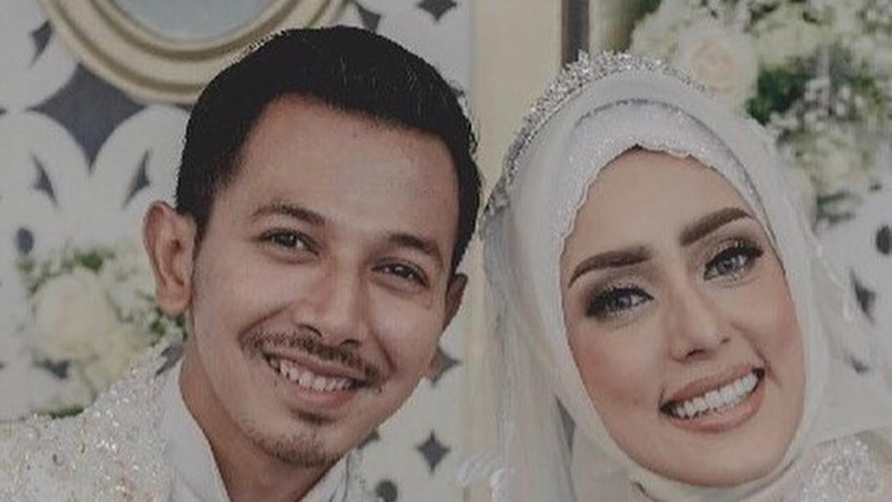 Ini gaya Sonny saat pernikahannya dengan Fairuz. Ia tampil dengan rambut cepak dan kumis tipis.