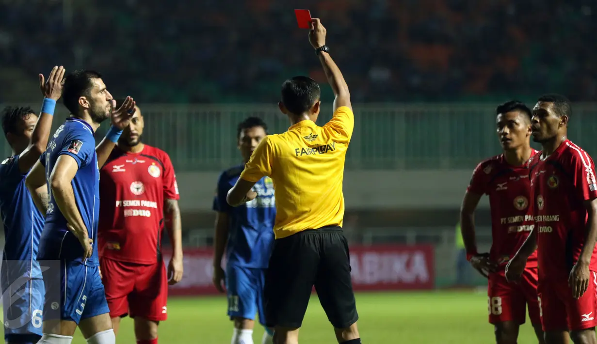 Wasit Musthofa Umarella mengeluarkan kartu merah untuk bek Persib Vladimir Vujovic dan Vendry Mofu (Semen Padang) saat laga perebutan tempat ketiga Piala Presiden 2017 di Stadion Pakansari, Kab Bogor, Sabtu (11/3). (Liputan6.com/Helmi Fithriansyah) 