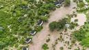 Sekitar 100 wisatawan termasuk di antara mereka yang terdampar di suaka margasatwa Maasai Mara di Kenya pada hari Rabu di tengah-tengah banjir yang sedang berlangsung yang telah melanda negara tersebut. (AP Photo/Bobby Neptune)