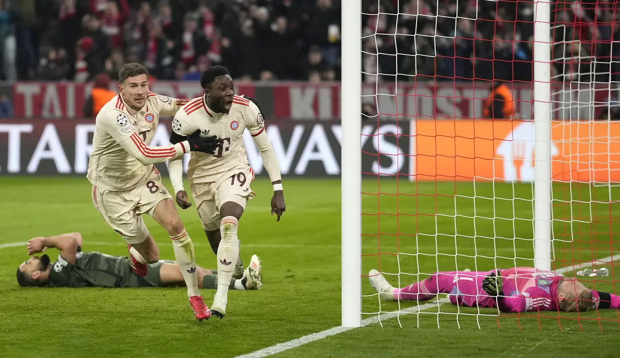 Pemain Bayern Munchen, Alphonso Davies merayakan gol kemenangan timnya ke gawang Celtic dalam laga leg 2 babak play off Liga Champions 2024/2025 di Allianz Arena, Munchen, Jerman, Rabu (19/02/2025) WIB. (AP Photo/Matthias Schrader)