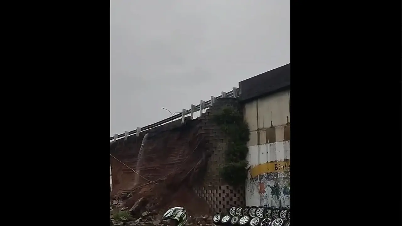 Turap di ruas Tol JORR, Bintaro, Jakarta Selatan diterjang longsor pada Sabtu (6/7/2024). Detik-detik diabadikan oleh warga dan rekaman videonya viral di media sosial.