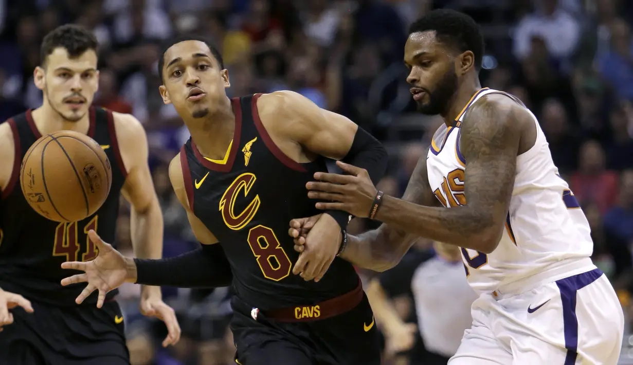 Pebasket Cleveland Cavaliers, Jordan Clarkson, berusaha melewati pebasket Phoenix Suns, Troy Daniels, pada laga NBA di Talking Stick Resort Arena, Rabu (14/3/2018). Cleveland Cavaliers menang 129-107 atas Phoenix Suns. (AP/Rick Scuteri)