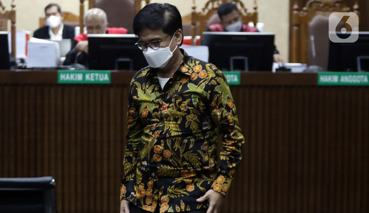 Terdakwa dugaan korupsi pengadaan tanah di Munjul, Jakarta Timur tahun 2019 yang juga Mantan Dirut PPSJ, Yoory Corneles Pinontoan usai pembacaan tuntutan di Pengadilan Tipikor Jakarta, Kamis (10/2/2022). Yoory dituntut 6 tahun 8 bulan penjara dan denda Rp 1 miliar. (Liputan6.com/Helmi Fithriansyah)