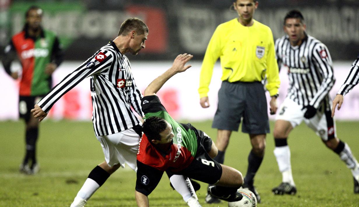 Pada musim 2012/2013, Jhonny van Beukering kembali ke Belanda dan sempat memperkuat beberapa klub sebelum akhirnya pensiun bersama SP Silvolde pada Juli 2019. (AFP/ANP/Vincent Jannink)