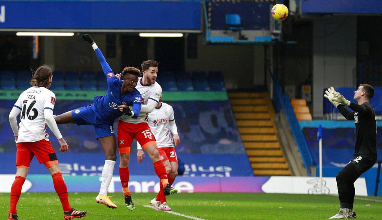 Striker Chelsea, Tammy Abraham, mencetak gol ke gawang Luton Town pada laga Piala FA di Stadion Stamford Bridge, Minggu (24/1/2021). Chelsea menang dengan skor 3-1. (AP/Ian Walton)
