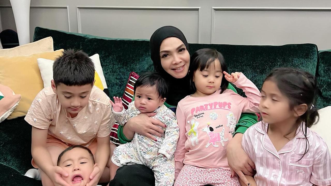 7 Potret Rieta Amilia Bareng Kelima Cucunya, Netizen Salfok Rafathar Jahil ke Rayanza