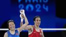 Petinju asal Aljazair, Imane Khelif, berhasil meraih medali emas Olimpiade Paris 2024 dari cabang olahraga tinju nomor putri 66 kg. Khelif yang sempat menjadi sorotan karena kontroversi gender di Olimpiade 2024, menang mutlak atas Liu. (AP Photo/John Locher)