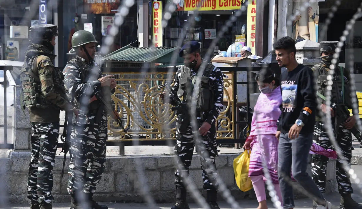 Pasukan paramiliter India berjaga di Srinagar setelah tersangka militan menembak mati lima tentara di Srinagar (12/10/2021). Juru bicara militer India, Letnan Kolonel Davinder Anand, mengatakan kelima personel itu sempat dilarikan ke rumah sakit setelah terluka dalam bentrokan. (AFP/Tauseef Mustafa)