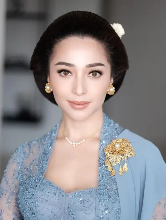 Riasan Nikita Willy membuatnya bak putri keraton. Aura yang terpancar juga bak seorang bangsawan. Banyak warganet yang terpana melihat penampilannya tersebut. Ditambah tatanan rambut sanggul dan sepasang giwang yang terjepit di telinga membuatnya makin manglingi. (Liputan6.com/IG/@melinathemua)