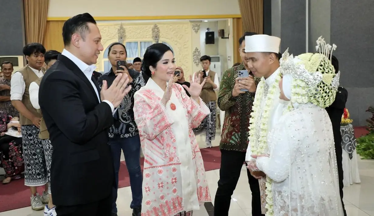 Hadir mendampingi sang suami di pernikahan kerabat, Annisa Pohan tampil menawan mengenakan wastra. Kali ini, kebaya merah bersiluet modern bernuansa merah muda yang cantik, dipadu kain batik serasi sebagai rok. [Foto: Instagram/annisayudhoyono]