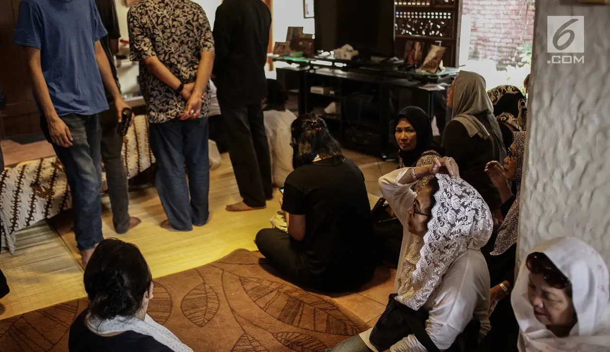 Sejumlah orang melayat aktor senior Deddy Sutomo di rumah duka kawasan Rempoa, Tangerang Selatan, Rabu (18/4). Rencananya, jenazah Deddy Sutomo  akan dimakamkan di TPU Tanah Kusir. (Liputan6.com/Faizal Fanani)