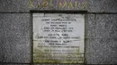 Kerusakan permukaan marmer yang menandakan persemayaman Bapak Komunis, Karl Marx  di Pemakaman Highgate, London, Selasa (5/2). Nama Karl Marx beserta anggota keluarganya yang terukir di sana dirusak dengan benda keras. (Tolga AKMEN/AFP)