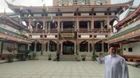 Imam Masjid Chen Jin (kanan) saat berbincang di kompleks Masjid Huangcheng di Chengdu, China, Sabtu (18/10/2025) (Dok. ANTARA/Azis Kurmala).