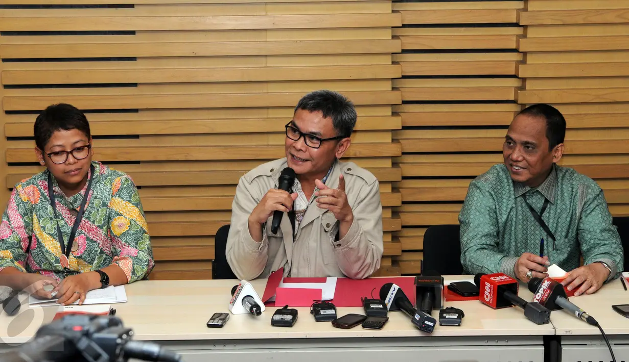 Pimpinan KPK, Johan Budi (tengah) saat menggelar preskon terkait OTT di Serpong, Jakarta, Rabu (2/12/2015). KPK mengamankan uang sebesar USD 11 ribu dan Rp60 juta dalam OTT tersebut. (Liputan6.com/Helmi Afandi)