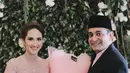 Inilah sepasang kekasih, politisi muda dan seorang dosen di kampus ternama. Tsamara Amany dan Ismail Fajrie Alatas dengan memegang seserahan berupa buku risalah sidang BPUPKI (Liputan6.com/IG/tsamaradki)