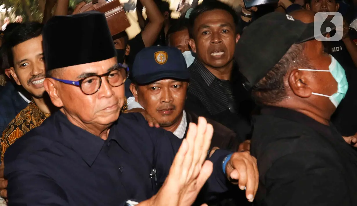 Diketahui ada dua laporan polisi (LP) terhadap Panji Gumilang. Dalam kedua laporan tersebut, Panji dituduhkan melanggar Pasal 156 A KUHP tentang penodaan agama. (Liputan6.com/Herman Zakharia)