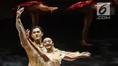 Pebalet Namarina Youth Dance (NYD) mementaskan karya bertajuk Anantari di Teater Jakarta, Taman Ismail Marzuki, Jakarta, Jumat (23/11). Kisah Anantari mengajak untuk menyelami kepekaan terhadap diri sendiri dan lingkungan. (Liputan6.com/Fery Pradolo)