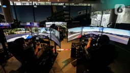 Pembalap maupun pehobi mengikuti balap virtual dengan alat simulator di kantor P1 Akademi Digital Motorsport Indonesia (ADMI), Jakarta Selatan, Kamis (5/11/2020). Di sana, siapapun bisa merasakan sensasi membalap secara digital di balik kemudi simulator mobil yang canggih. (Liputan6.com/Johan Tallo)