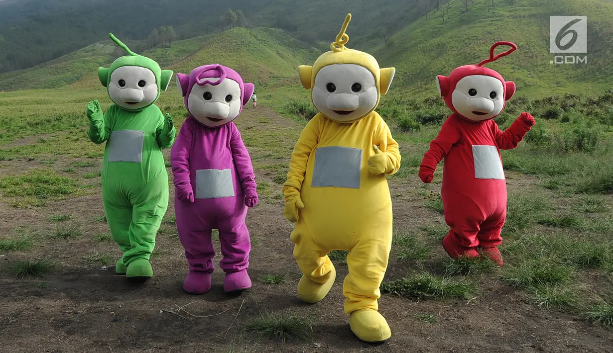 Warga berkostum teletubbies berjalan menghibur wisatawan di Bukit Teletubies kawasan Taman Nasional Bromo Tengger Semeru (TNBTS), Jawa Timur, Selasa (26/3). Dalam sehari masing-masing mendapatkan rata-rata Rp 50 ribu dengan foto bersama wisatawan. (merdeka.com/Arie Basuki)