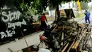 Limbah sampah akibat banjir yang melanda kawasan Kelapa Gading. Sebelumnya, kawasan ini terendam banjir setinggi 80 cm hingga memutuskan arus lalu lintas, Jakarta, Jumat (13/2/2015). (Liputan6.com/Faisal R Syam)