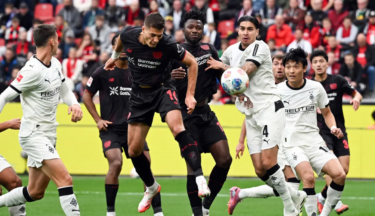 Kevin Diks baru saja meraih hasil penting bersama Borussia Monchengladbach. Die Fohlen meraih hasil imbang 1-1 saat bertandang ke markas Bayar Leverkusen dalam laga pekan keempat Bundesliga 2025/2026, Minggu (21/9/2025) malam. (Federico Gambarini/dpa via AP)
