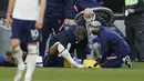 Gelandang Tottenham Hotspur, Japhet Tanganga mendapat perawatan medis usai mengalami cedera saat menghadapi Aston Villa dalam laga lanjutan Liga Inggris 2020/2021 pekan ke-37 di Tottenham Hotspur Stadium, Rabu (19/5/2021). Tottenham kalah 1-2 dari Aston Villa . (AP/Paul Childs/Pool)