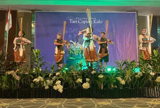 Tari caping kalo. (Liputan6.com/Arief Pramono)