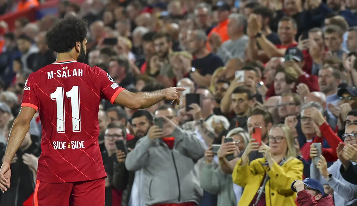 Pemain Liverpool Mohamed Salah memberi isyarat kepada para penggemar saat dia digantikan ketika melawan AC Milan pada pertandingan Grup B Liga Champions di Anfield, Liverpool, Inggris, Rabu (15/9/2021). Liverpool menang 3-2. (AP Photo/Rui Vieira)