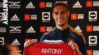 Ajax akhirnya melepas Antony ke Manchester United usai Setan Merah menawarkan biaya yang fantastis menjelang ditutupnya bursa transfer musim panas 2022. Penyerang 22 tahun tersebut diketahui diboyong ke Old Trafford dengan mahar 95 juta euro. Kehadirannya akan semakin mempertajam lini serang skuat asuhan Erig Ten Hag yang sudah diisi Marcus Rashford, Jadon Sancho, hingga Cristiano Ronaldo.  (Twitter/@ManUtd)