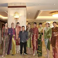 Menjadi desainer fashion senior Tanah Air, Ferry Sunarto tak henti hadirkan karya indah yang mewarnai industri mod lewat karyanya.