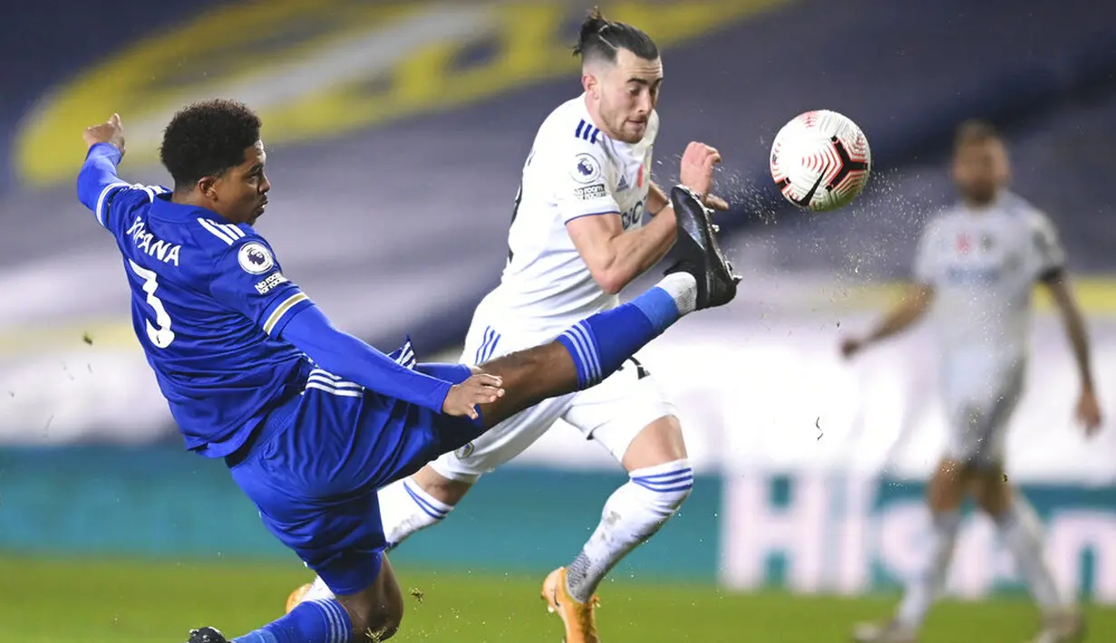 Pemain Leicester City, Wesley Fofana, berebut bola dengan pemain Leeds United, Jack Harrison, pada laga Liga Inggris di Stadion Elland Road, Senin (2/11/2020). Leicester City menang dengan skor 4-1. (Michael Regan/Pool via AP)
