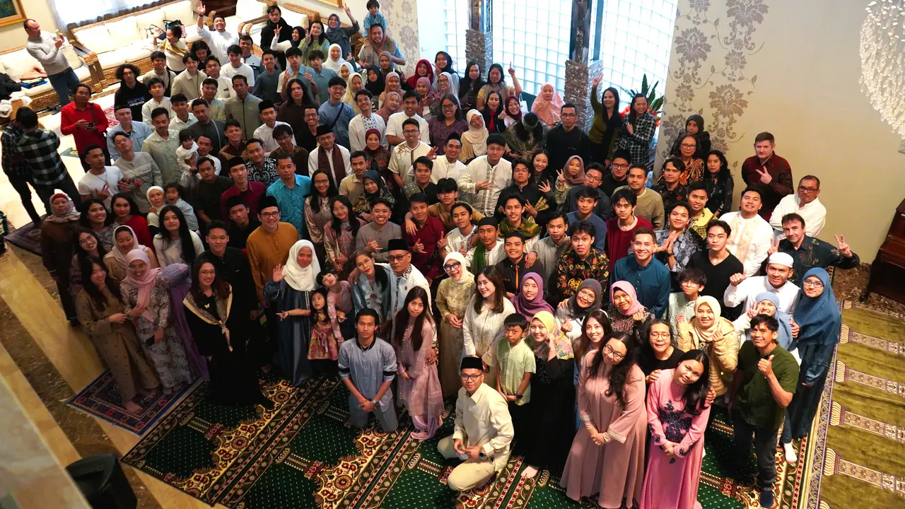 Duta Besar RI untuk Rumania dan Moldova Meidyatama Suryodiningrat berfoto Bersama dengan WNI yang hadir pada perayaan Idul Fitri 1 Syawal 1446 H di Wisma Duta, Bucharest, Minggu, (30/3).(Dok. KBRI Bucharest)