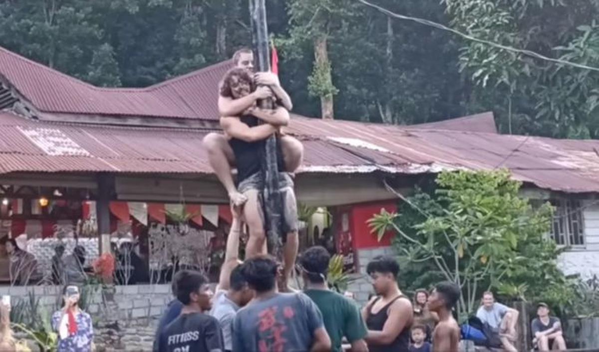 Bule Ikut Panjang Pinang di Bukit Lawang